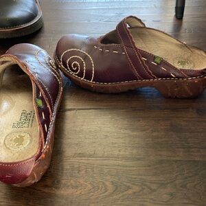 El Naturalista burgandy-brown clog on chunky heel